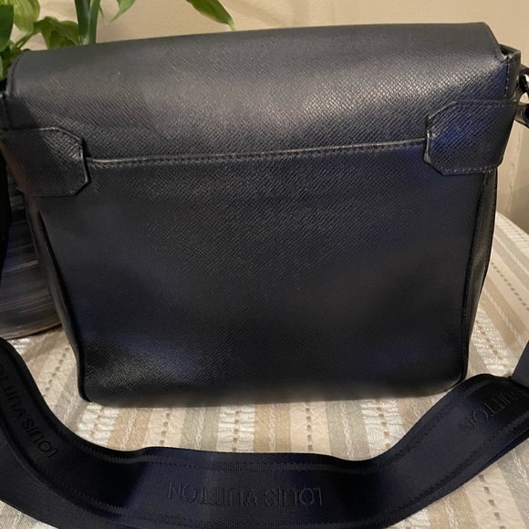 Louis Vuitton EPI leather Flap Messenger Bag - Picture 3 of 8